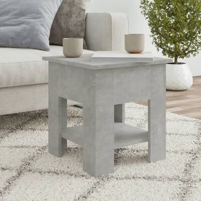 Mesa de centro quadrada cinza claro com textura de cimento numa sala com sofá, almofadas, tapete branco e planta em vaso branco