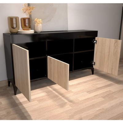 Aparador preto com portas de madeira clara abertas, vasos decorativos no topo