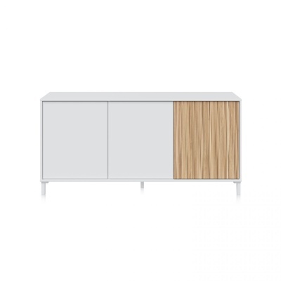 Móvel baixo branco com portas brancas e madeira clara