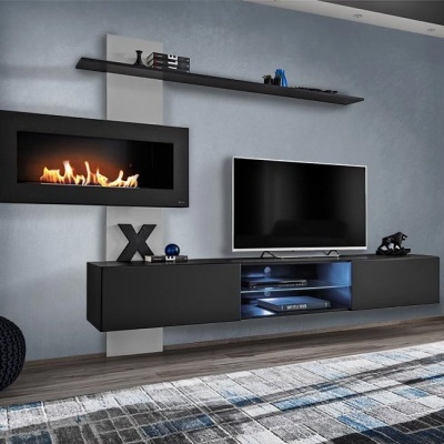 Móvel TV suspenso preto com lareira embutida e prateleira decorativa numa sala moderna