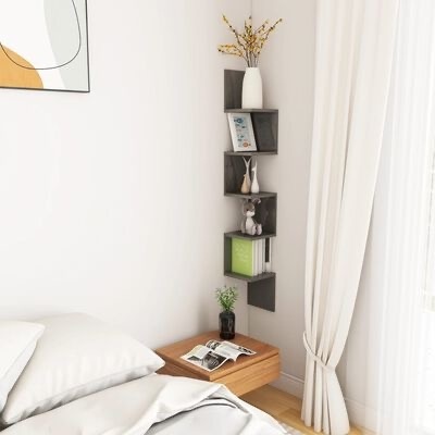 Prateleira de canto com livros e decoração junto a cama e cortinas brancas