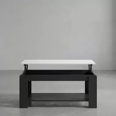 Mesa de centro preta com tampo branco elevatório e prateleira inferior numa sala minimalista.