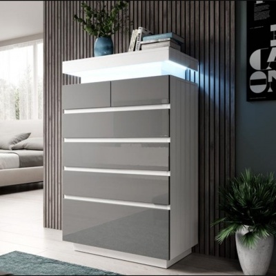 Cômoda moderna cinza com prateleira iluminada suspensa, planta em vaso e parede de madeira escura