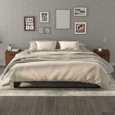 Quarto moderno com cama grande e quadros decorativos na parede cinza.