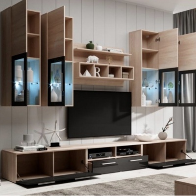 Móvel de sala moderno em madeira clara com portas de vidro preto e decoração minimalista.