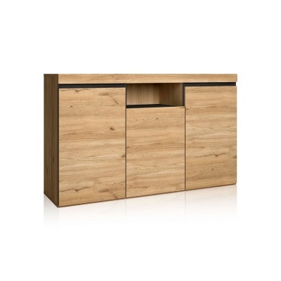 Móvel de arrumação em madeira com três portas e gaveta central com puxadores embutidos pretos