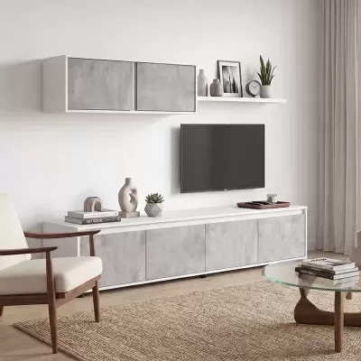 Sala com móvel de TV cinza claro com armário suspenso, decoração minimalista, cadeira com madeira e tecido branco, mesa de centro de vidro e tapete bege.