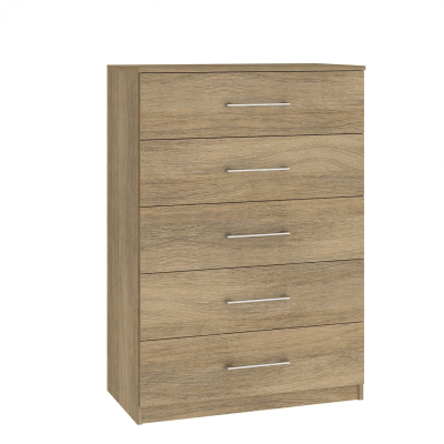 Cómoda de madeira castanho claro com cinco gavetas e puxadores metálicos