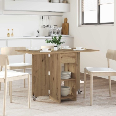 Mesa de cozinha extensível de madeira clara com cadeiras e utensílios brancos, e janela com estores
