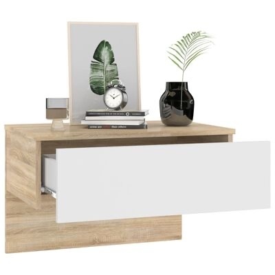 Mesa de cabeceira madeira clara com gaveta branca e decoração com vaso, relógio, livros e moldura com folha