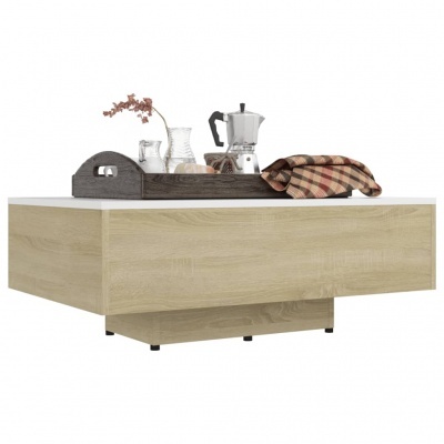 Mesa de centro em madeira clara com bandeja escura e acessórios de café