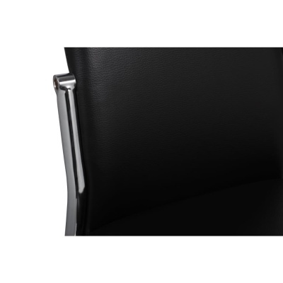 Detalhe de cadeira de escritório em couro preto com estrutura metálica cromada
