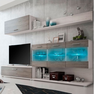 Móvel de televisão moderno com armazenamento e prateleiras em ambiente de sala