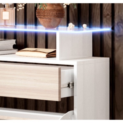 Móvel branco com gaveta aberta e prateleira de vidro iluminada por LED azul diante de parede de madeira escura