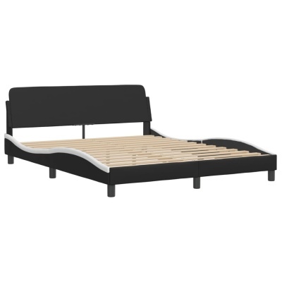 Cama de casal preta com ripas de madeira e detalhes brancos