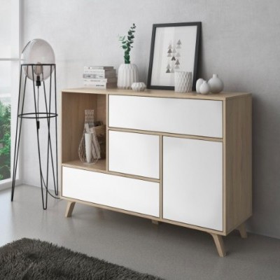 Móvel de madeira clara com frentes brancas e decoração em ambiente interior moderno