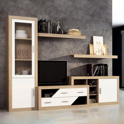 Móvel de sala madeira clara e portas brancas com prateleiras e televisão