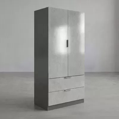 Armário moderno cinza claro com duas portas e duas gavetas em fundo cinza.