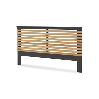 Cabeceira de cama preta com ripas de madeira clara horizontais