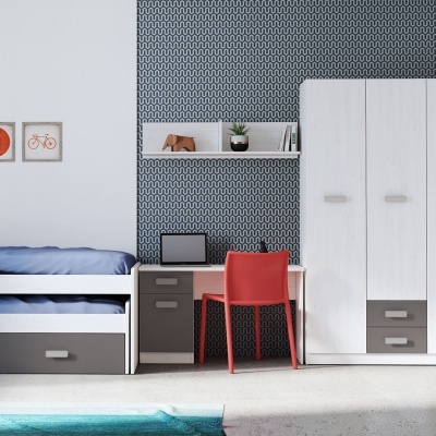 Quarto com móveis brancos e cinzentos, cadeira vermelha e papel de parede geométrico preto e branco