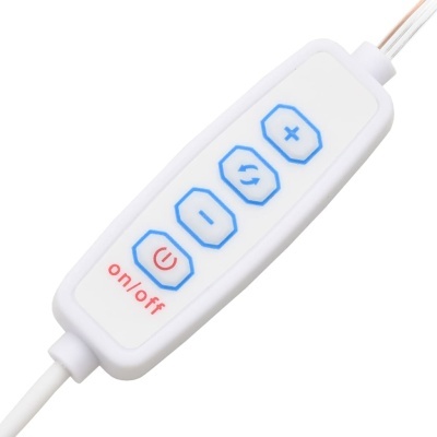 Comando branco com botões azuis e texto vermelho 'on/off' ligado por cabo