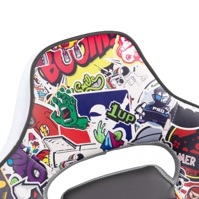 Detalhe do encosto de cadeira gamer com estampado colorido e textos 'BOOM' e '1up'.
