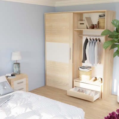Roupeiro de madeira clara com porta branca e roupa pendurada num quarto