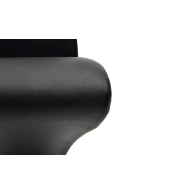 Parte curvada de cadeira ou sofá em couro preto texturizado.