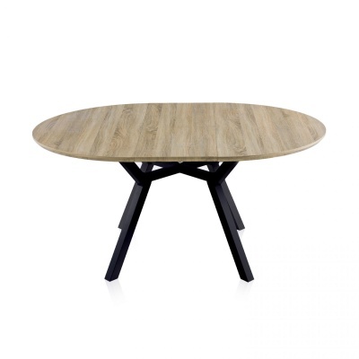 Mesa de jantar oval com tampo em madeira clara e pernas pretas geométricas