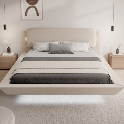 Cama estofada bege com roupa de cama cinza e bege, mesas de cabeceira em madeira clara com decoração