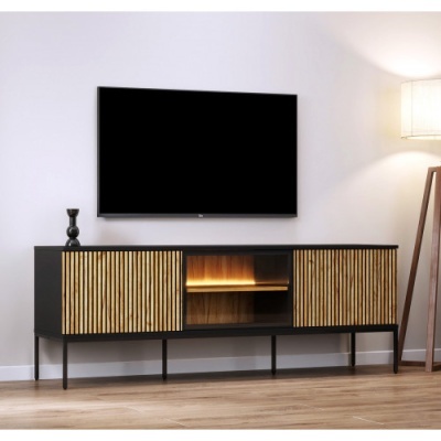 Móvel TV em madeira com portas de ripas castanho claro e estrutura preta, iluminado ao centro