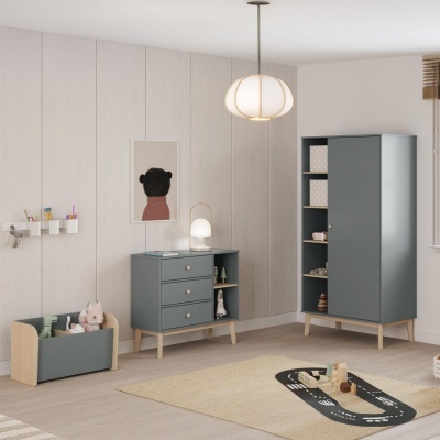 Quarto infantil com móveis cinza e madeira, tapete com pista de corridas, iluminação suspensa e decoração de parede