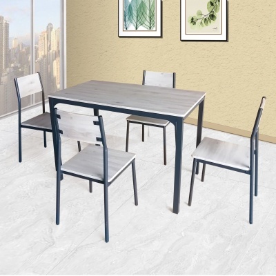 Conjunto de mesa de madeira clara com estrutura preta e quatro cadeiras num ambiente de sala com parede amarela e quadros decorativos.
