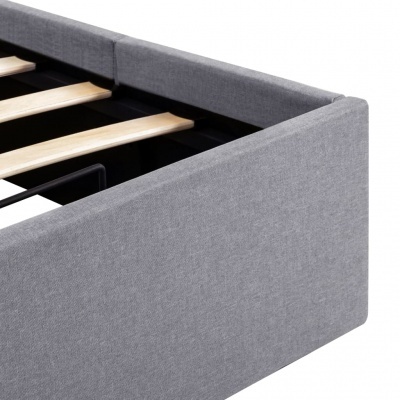 Estrado de cama revestido em tecido cinza com ripas de madeira