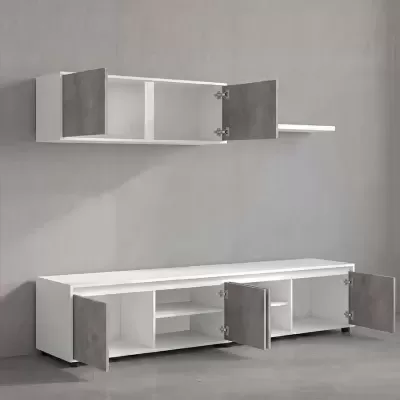Conjunto de móveis de arrumação branco com portas cinza aberto na parede cinzenta