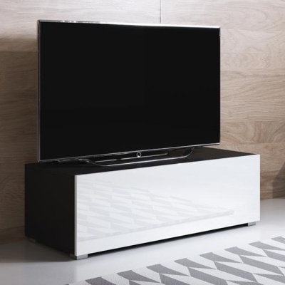 Televisor preto sobre móvel de TV branco brilhante com parede de madeira clara ao fundo