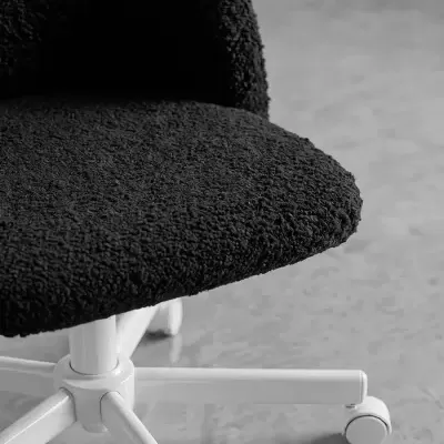 Cadeira de escritório preta com base branca e rodas