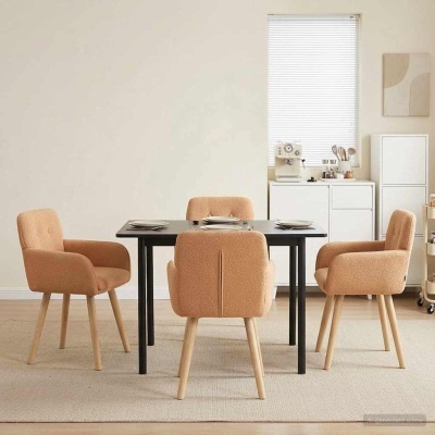 Sala de jantar com mesa preta e quatro cadeiras cor de areia em tecido com pés de madeira clara
