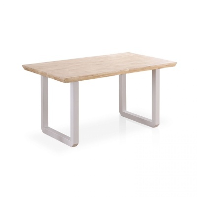 Mesa retangular com tampo de madeira clara e pernas brancas em fundo branco