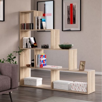 Estante modular de madeira clara com livros e decoração