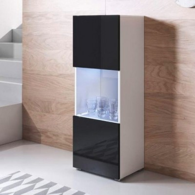 Móvel de arrumação vertical branco com portas pretas e prateleira iluminada com copos.