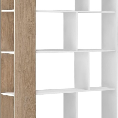 Estante branca com detalhes em madeira natural e várias divisões abertas