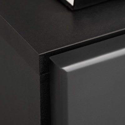 Canto de móvel preto fosco com superfície cinzenta escura lisa