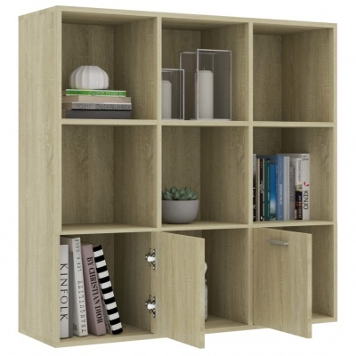 Estante de madeira clara com nove compartimentos, livros, vela em vidro e planta decorativa