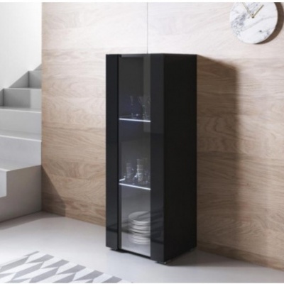 Móvel aparador preto com portas de vidro e prateleiras visíveis em ambiente moderno