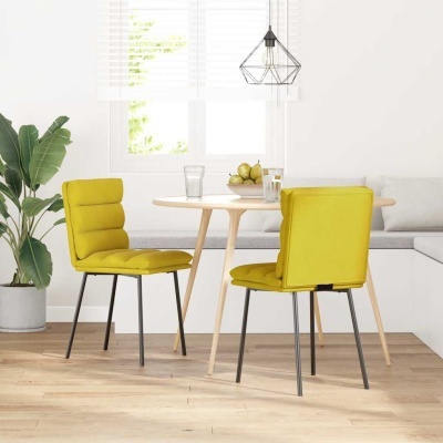 Duas cadeiras amarelo-mostarda acolchoadas com pernas pretas em sala moderna com mesa e planta