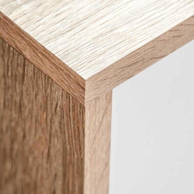 Canto de móvel em madeira com acabamento em duas tonalidades