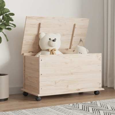 Baú de arrumação em madeira com peluches, tapete e planta no interior