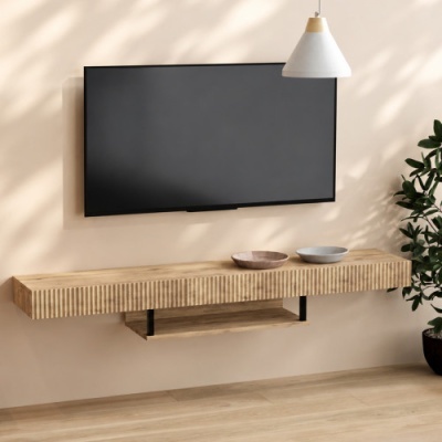 Sala com painel de TV preto suspenso, móvel de madeira clara canelada com tigelas decorativas e pendente branco