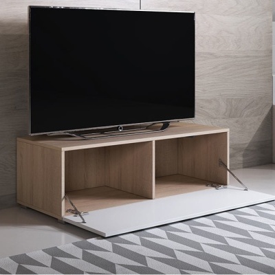 Móvel para televisão em madeira clara com duas divisórias e porta branca basculante